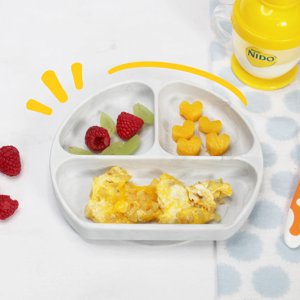 plato con omelette con papa frutas verduras vasito con leche nido plato con omelette con papa frutas verduras vasito con leche nido