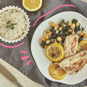 plato con pescado al limon y guarnicion de arroz plato con pescado al limon y guarnicion de arroz