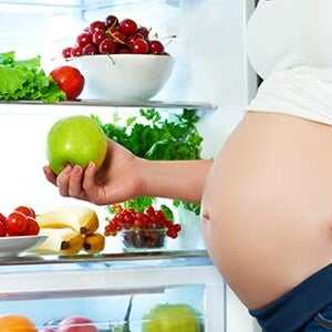 Mujer-embarazada-comiendo-frutas Feto de 25 semanas