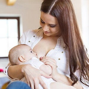 Mamá-amamantando-a-su-pequeño-bebé Mamá-amamantando-a-su-pequeño-bebé