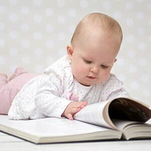 Bebé-jugando-con-un-libro Bebé-jugando-con-un-libro