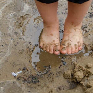 Puedo dejar que mi hijo se ensucie Pies de pequeño sobre agua con lodo aprende ensuciándose