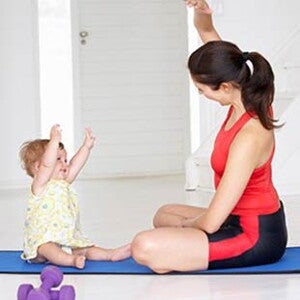 Mamá-e-hija-haciendo-ejercicio Mamá-e-hija-haciendo-ejercicio