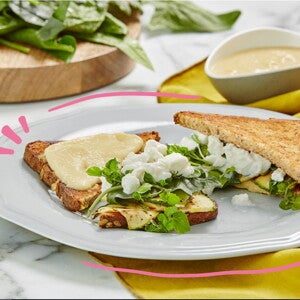 sandwich verde con espinaca queso cottage sobre plato blanco Comida para embarazadas Recetas