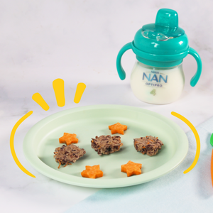 Plato con tortitas de frijol para bebe vaso entrenador con leche nan Plato con tortitas de frijol para bebe vaso entrenador con leche nan