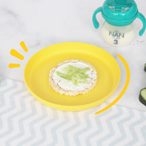 plato con tostadas con jocoque pepino vaso entrenador con leche nan 3 plato con tostadas con jocoque pepino vaso entrenador con leche nan 3