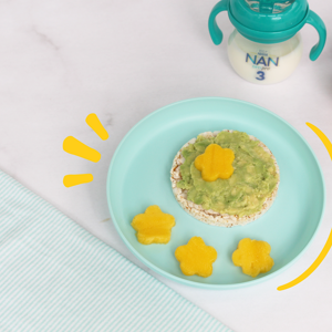 plato con tostada de arroz para bebé y vaso con lecha nan 3 plato con tostada de arroz para bebé y vaso con lecha nan 3