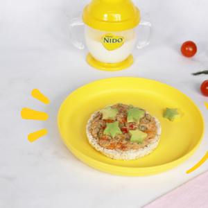 tostada de ensalada de atún con vegetales y vaso entrenador con leche nido tostada de ensalada de atún con vegetales y vaso entrenador con leche nido