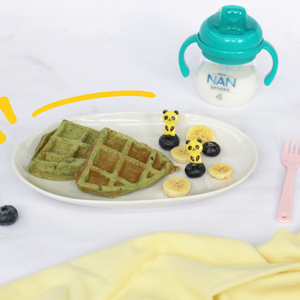 plato con waffles de espinaca platano y arándanos vaso con leche nan plato con waffles de espinaca platano y arándanos vaso con leche nan