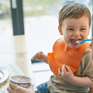 Niño con buena digestión comiendo. Niño con buena digestión comiendo papilla