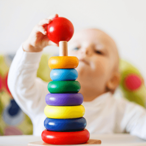 Alimentación en el neurodesarrollo del pequeño Pequeño jugando