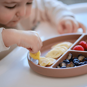 Estrategias efectivas para que tus hijos amen las frutas Un niño disfrutando de frutas frescas.
