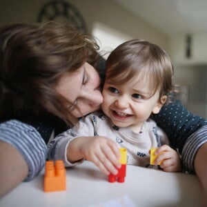 Brindar tiempo de calidad a tu hijo estimulará su correcto desarrollo emocional Comparte con tu hijo momentos especiales mientras crece saludablemente