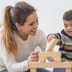Mamá y bebé jugando con cubos Mamá y bebé jugando con cubos