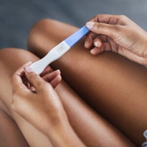 Mujer con prueba de embarazo Mujer sosteniendo prueba de embarazo