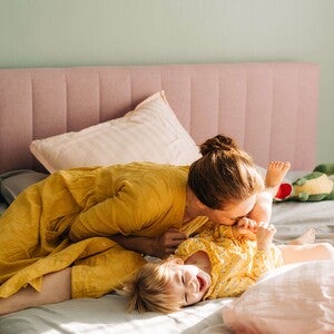 Juego entre madre e hija