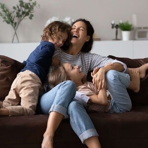 Madre jugando con sus hijos en casa