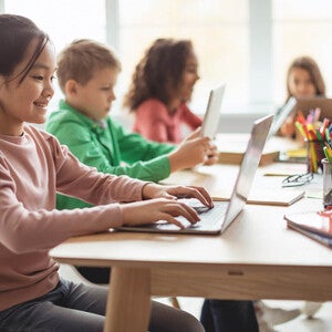 Niños utilizando laptops como parte del aprendizaje.