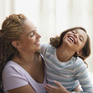Mamá y niña de preescolar riendo al decir trabalenguas
