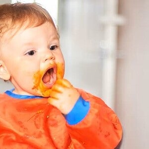 Bebé de 9 meses comiendo papilla.