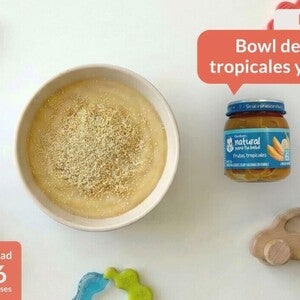 Bowl de frutas tropicales y espinaca