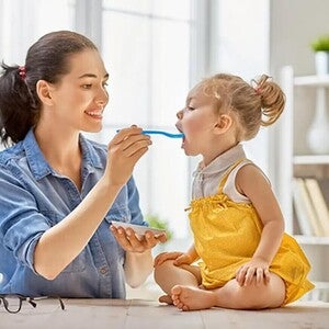 Mamá e hija compartiendo una alimentación saludable en casa.