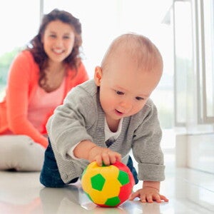 Conoce el desarrollo de tu bebé de 12 meses. Bebé de 12 meses gateando con su juguete
