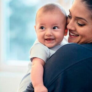 Conoce sobre el desarrollo de un bebé de 6 meses Mamá con su bebé de 6 meses en brazos