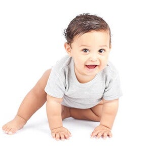 El gateo le da más independencia a tu bebé de 7 meses Bebé de 7 meses gateando y sonriendo