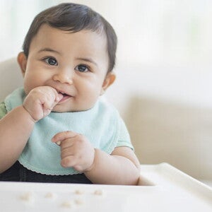 Conoce el desarrollo de tu bebé de 9 meses. Bebé de 9 meses sentado sonriendo
