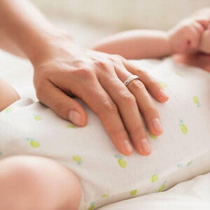 Conoce el desarrollo de un bebé de cinco meses Mamá consintiendo a su bebé de cinco meses