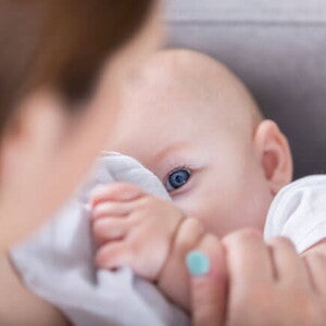 Conoce el desarrollo de un bebé de cuatro meses Mamá consintiendo a su bebé de cuatro meses