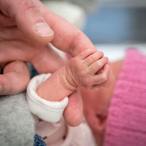 Conoce el desarrollo de un bebé de un mes Mamá cogiendo la mano de su bebé de un mes