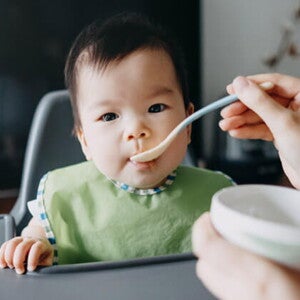 Dieta blanda Bebé siendo alimentado con una dieta blanda