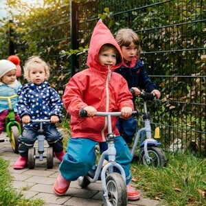 Ejercicios para niños Niños en bicicleta jugando