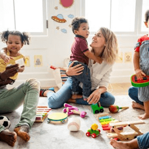 Conoce los diferentes estilos de aprendizaje. Padres con sus hijos apoyando su aprendizaje.