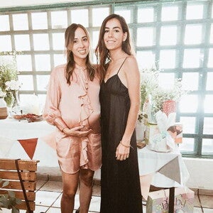 Baby shower Mujeres disfrutando de un Baby shower