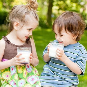 Incluye lácteos en la alimentación de los niños para favorecer su desarrollo Los lácteos son fundamentales para los niños