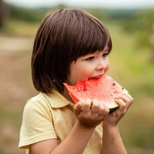 Niño pequeño comiendo La alimentación es clave para el buen funcionamiento digestivo