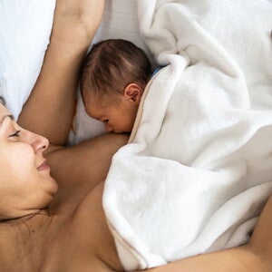 Madre lactando a su bebé Madre lactando a su bebé