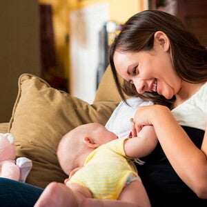 Mamá amamantando a su bebé Mamá amamantando a su bebé