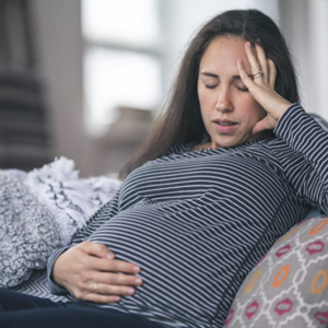 Mujer embarazada con dolor de vientre Mujer embarazada con dolor de vientre