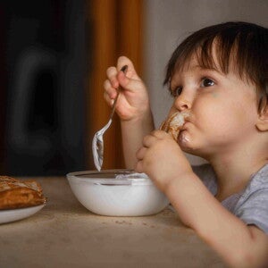 5 tips para cuidar la salud digestiva Niño comiendo