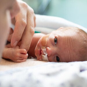 Papá en el hospital haciendo piel a piel con su bebé prematuro
