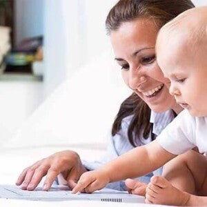 Equilibrio maternidad y trabajo madre trabajando con su hijo en brazos