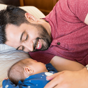 Tiempo de calidad en familia con tu bebé. Conexión entre padre e hijo.