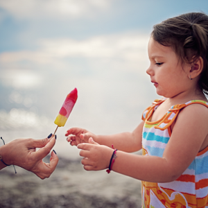 Comida Premio o castigo Niña pequeña con paleta de hielo