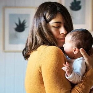 Mamá cargando a su bebé con nariz tapada y congestionada