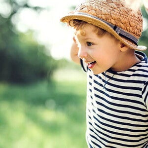 Conoce qué es la motricidad gruesa y cuáles son sus beneficios. Niño haciendo equilibrio con su padre.