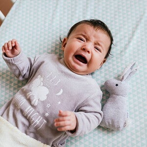 Conoce qué es la varicela Bebé llorando porque tiene varicela.